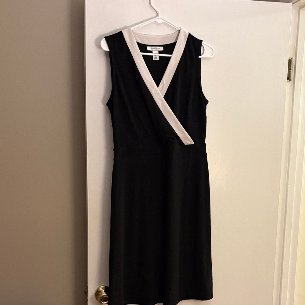 Chic Black and White V-Neck Midi Dress